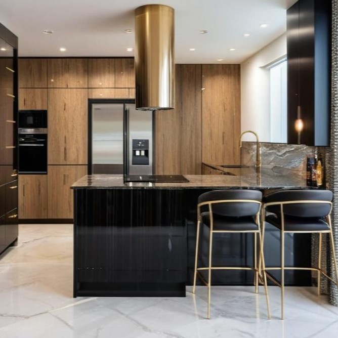 Dom w stylu modern classic zatopiony w satynowej czerni