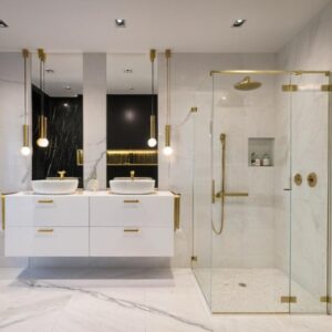 Dom w stylu modern classic zatopiony w satynowej czerni