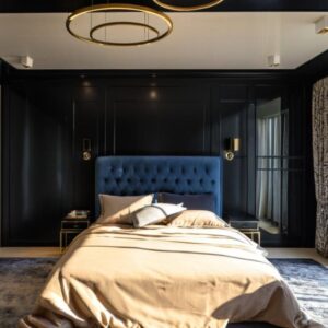 Dom w stylu modern classic zatopiony w satynowej czerni