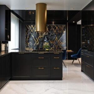 Dom w stylu modern classic zatopiony w satynowej czerni