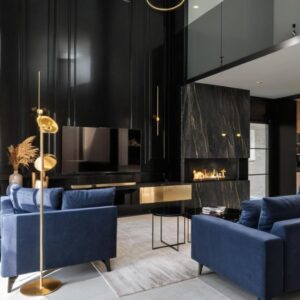 Dom w stylu modern classic zatopiony w satynowej czerni