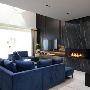 Dom w stylu modern classic zatopiony w satynowej czerni