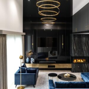 Dom w stylu modern classic zatopiony w satynowej czerni